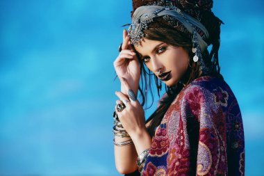 Güzel moda model güneşin ışınları boho tarzı giysilerle poz. Açık moda.