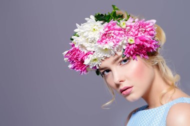 Yakın çekim çiçek çelenk şehvetli bahar kadın portresi. Güzellik, kozmetik. Kalıcı makyaj.