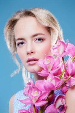 Yakın çekim portre çiçekler ile güzel bir romantik genç kadının. Kozmetik, sağlık. Güzellik, moda kavramı.