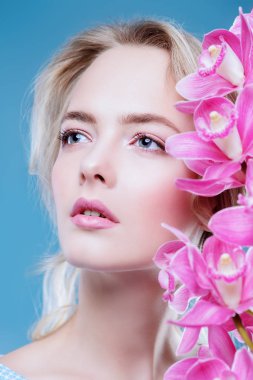 Yakın çekim portre çiçekler ile güzel bir romantik genç kadının. Kozmetik, sağlık. Güzellik, moda kavramı.