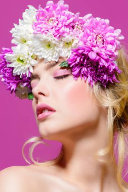 Yakın çekim çiçek çelenk şehvetli bahar kadın portresi. Güzellik, kozmetik. Kalıcı makyaj.