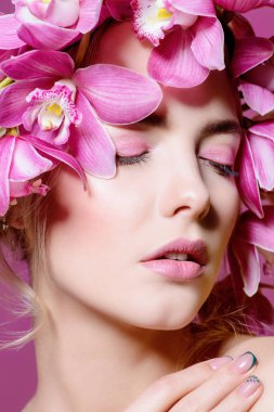 Yakın çekim çiçek çelenk şehvetli bahar kadın portresi. Güzellik, kozmetik. Kalıcı makyaj.
