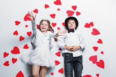 Mutlu pre-Teen erkek ve kız kalpleri ile çevrili poz olan. Dostluk. İlk aşkım. Sevgililer günü. 