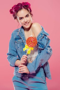Lolipop denim ceket bir pembe poz içinde oldukça pembe saçlı kızla. Moda, güzellik. Gençlik tarzı kıyafetler.