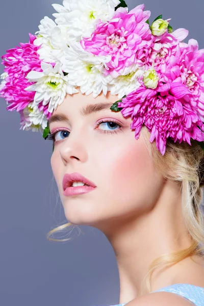 Yakın çekim çiçek çelenk şehvetli bahar kadın portresi. Güzellik, kozmetik. Kalıcı makyaj.