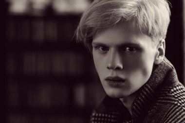 Yakın çekim portre sarışın saçlı yakışıklı bir genç adam. Erkek güzellik ve sağlık.