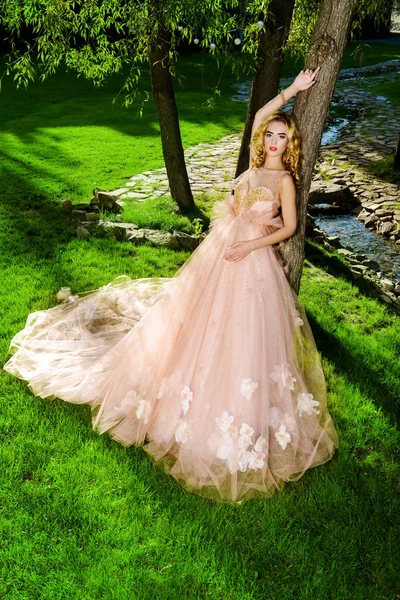 Çekici gelin kız yemyeşil etek bir yaz parkta poz ile güzel bir gelinlik. 