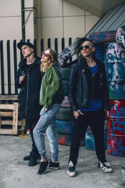 Gençlik bahçede. Gençlik moda. Geçiş yaş problemleri.