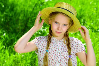 Bir ışık yaz elbise güzel kız kırsal bir alanda duruyor.