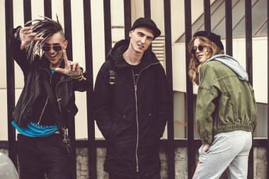 Gençlik bahçede. Gençlik moda. Geçiş yaş problemleri.