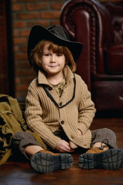 Gezgin evde oynarken boy gülümseyerek. Çocukluk. Fantastik, hayal. 