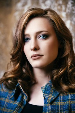 Doğal makyaj ile güzel bir genç kadının yakın çekim portre. Güzellik, kozmetik, makyaj. Saç şekillendirme.