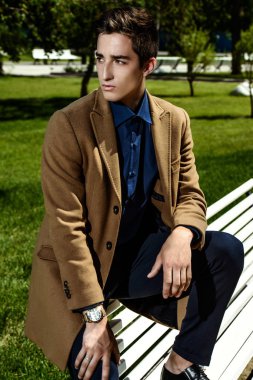 Bir yaz parkta şık giysiler içinde poz zarif genç adam. Açık moda. İş tarzı. 