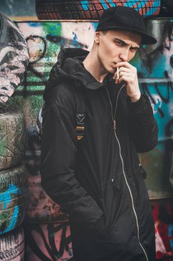 İki genç bahçede. Gençlik moda. Geçiş yaş problemleri.