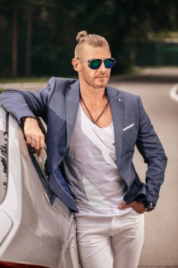 Arabasının yanında duran Modern olgun adam. İş tarzı. Araç konsepti. Lüks.