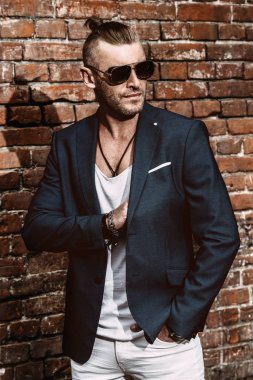 Eski şehir şık elbiseli olgun adam yakışıklı. Erkek güzellik, moda.