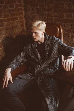 Bir caf bir masada kareli ceket sarışın bir adam portresi. Ateş moda. 