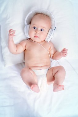 Kulaklık müzik dinlemek şirin üç aylık bebek.