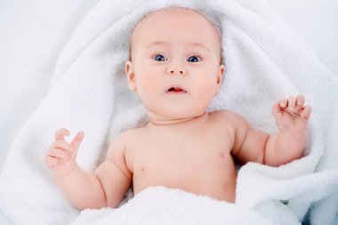Tatlı bebek banyo sonra beyaz bir havlu. Sağlık, pediatri.