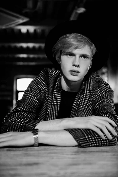 Bir caf bir masada kareli ceket sarışın bir adam portresi. Ateş moda. 