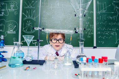 Kimya dersi üzerinde akıllı okul çocuğu. Eğitim kavramı.