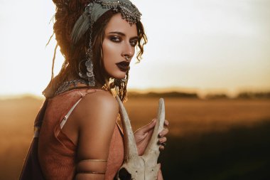 Muhteşem çingene falcı bir kafatası içinde güneşin ışınları ile. 