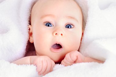 Tatlı bebek banyo sonra beyaz bir havlu. Sağlık, pediatri.