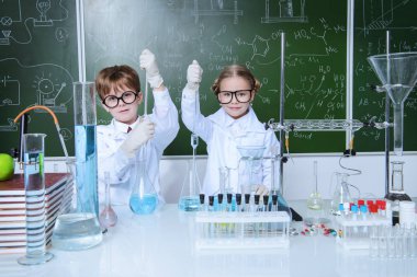 İki çocuk bilim adamları deneyler laboratuvarda yapma. Eğitim kavramı. Erken çocuk gelişimi.