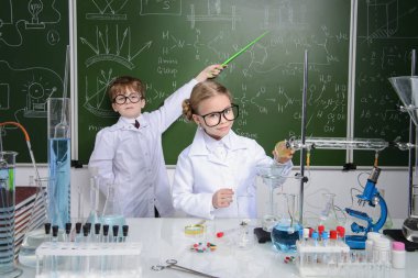 İki çocuk bilim adamları deneyler laboratuvarda yapma. Eğitim kavramı. Erken çocuk gelişimi.