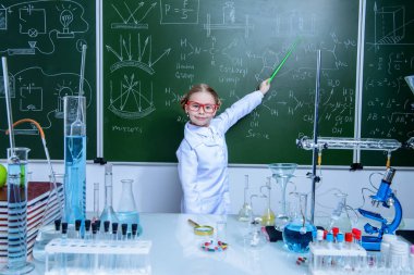 Ciddi küçük kız laboratuvarda deneyler yapıyor. Bilim ve eğitim.