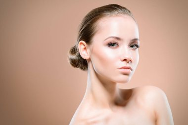 Yakın çekim portre sağlıklı parlak deri ile güzel bir kız. Güzellik, moda. Cilt Bakımı, sağlık. Spa kadınlar için.