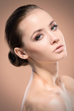 Yakın çekim portre sağlıklı parlak deri ile güzel bir kız. Güzellik, moda. Cilt Bakımı, sağlık. Spa kadınlar için.