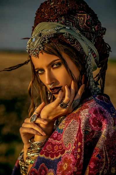 Güzel moda model güneşin ışınları boho tarzı giysilerle poz. Açık moda.