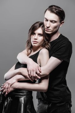 Bir çekici genç aşıklar portresi. Güzellik, moda.