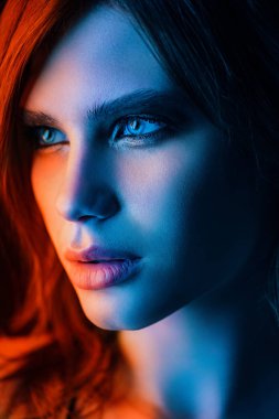 Güzel bir genç kadın Kızıl saçlı ve anlamlı gözler yakın çekim portre. Güzellik, kozmetik, makyaj. Saç şekillendirme.
