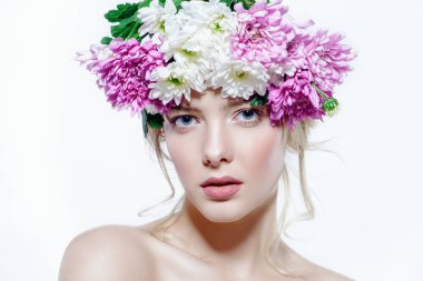 Yakın çekim çiçek çelenk şehvetli bahar kadın portresi. Güzellik, kozmetik. Kalıcı makyaj. Beyaz arka plan.