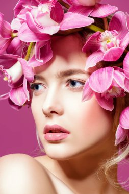 Yakın çekim çiçek çelenk şehvetli bahar kadın portresi. Güzellik, kozmetik. Kalıcı makyaj.