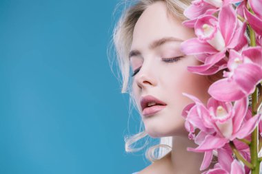 Yakın çekim portre çiçekler ile güzel bir romantik genç kadının. Kozmetik, sağlık. Güzellik, moda kavramı.