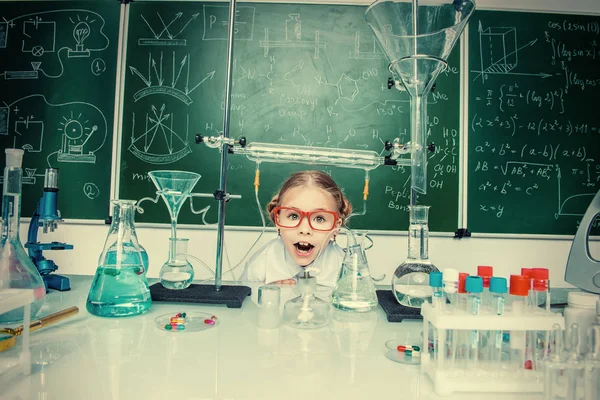 Komik kız öğrenci bilim laboratuvarı. Eğitim kavramı.
