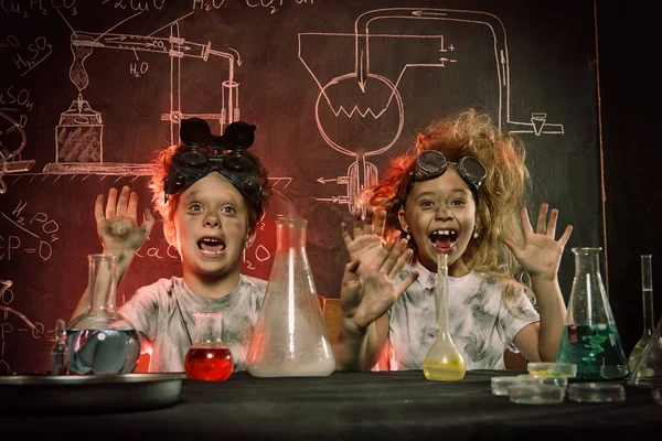 Komik okul çocukları laboratuvarda deneyler yapıyor. Patlama laboratuvarda. Bilim ve eğitim.