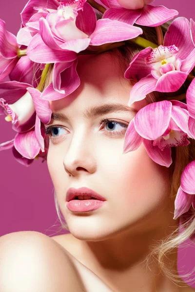 Yakın çekim çiçek çelenk şehvetli bahar kadın portresi. Güzellik, kozmetik. Kalıcı makyaj.