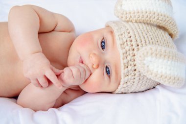 Tavşan kostüm battaniyeye yatarken şirin bebek. Aile kavramı. Paskalya tatili.