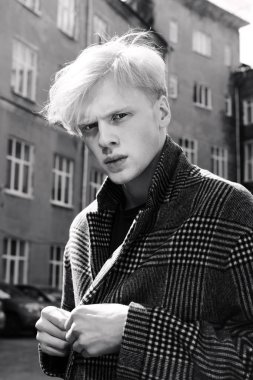 Sarı saçlı bir şehir sokakta duran bir ekose ceket giyiyor ile yakışıklı bir genç adam portresi. Erkek güzellik ve sağlık. Güzellik, şehir moda.