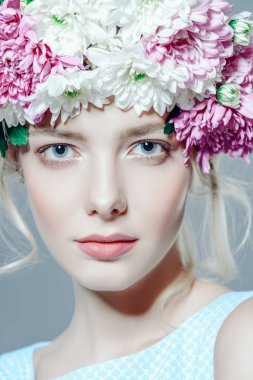 Yakın çekim çiçek çelenk şehvetli bahar kadın portresi. Güzellik, kozmetik. Kalıcı makyaj.