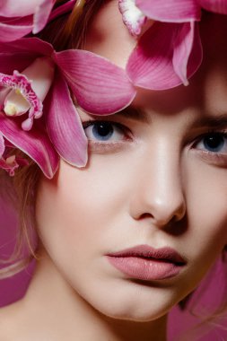 Yakın çekim çiçek çelenk şehvetli bahar kadın portresi. Güzellik, kozmetik. Kalıcı makyaj.