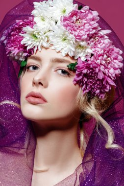 Bir çelenk çiçek ve duvak şehvetli bahar Bayan. Güzellik, kozmetik. Kalıcı makyaj.