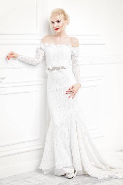 Tam uzunlukta portre akşam ya da beyaz gelinlik içinde güzel bir genç kadın. Lüks beyaz daireler.