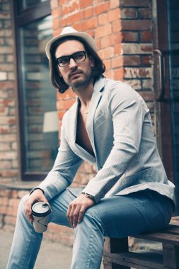 Şehirde bir yaz gününde yürüyen Modern genç adam. Tatil. Erkek güzellik, moda.