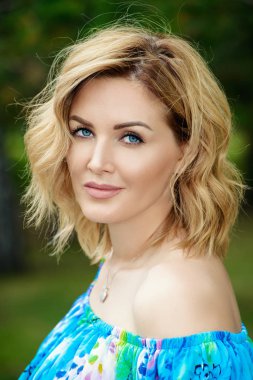 Bir yaz gününde mutlu orta yaşlı kadın. Yaz ve tasasız tatiller ruh hali. Güzellik, kozmetik.