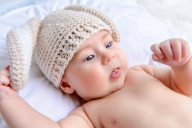 Tavşan kostüm battaniyeye yatarken şirin bebek. Aile kavramı. Paskalya tatili.